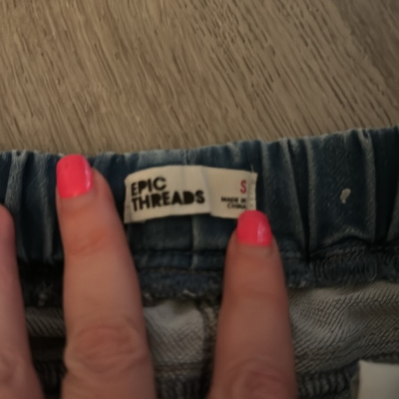 Adorable used denim shorts for little girl size small epic threads - Picture 2 of 4